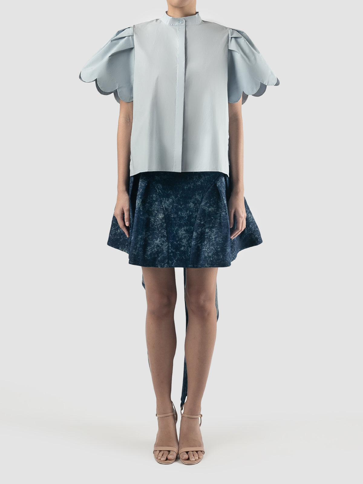 Sky blue Biennis shirt with scalloped short sleeves