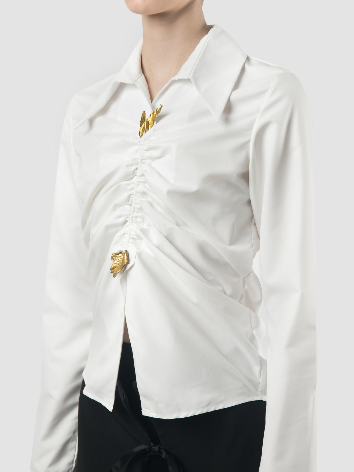 White deconstructed gathered shirt with abstract rod