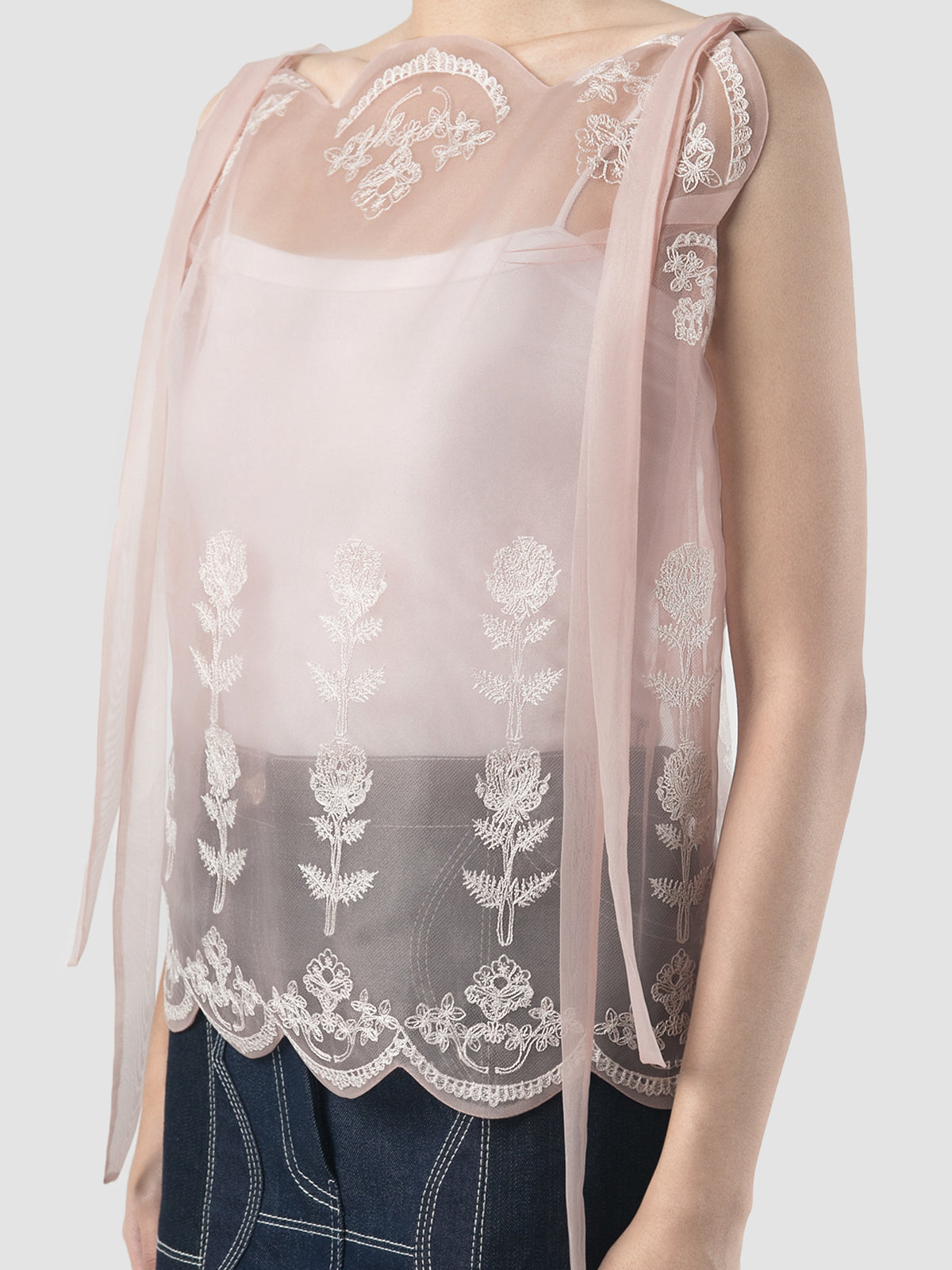 Embroidered Scalloped camisole In Pink